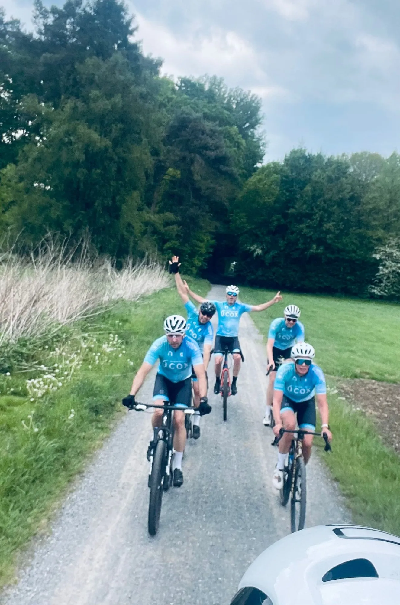 Ride2Connect-fietsers samen op een gravelpad in Limburg