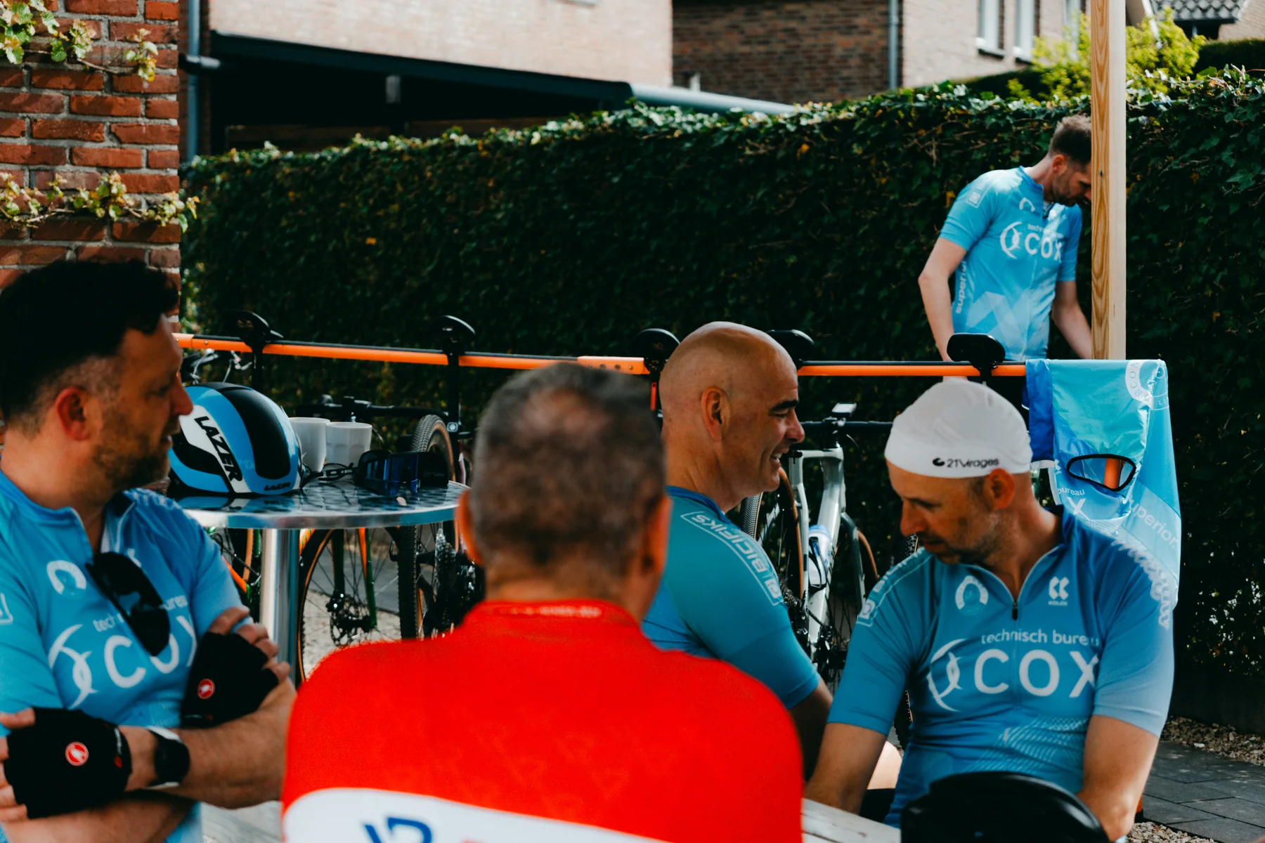 Ride2Connect-leden in blauwe fietstenues samen na een rit
